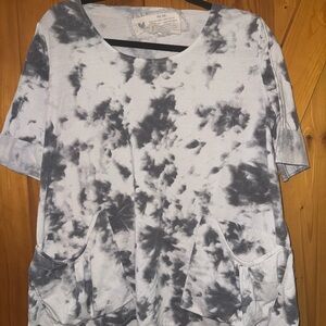 Farmhouse fricks Gray Tie-Dye Women's egg collecting Top with large pockets Sz s